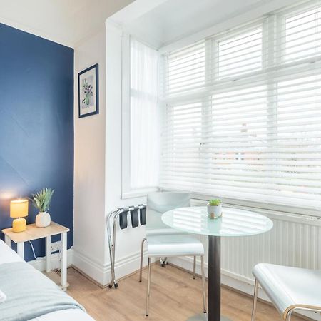 Private Room 4 With Kitchenette By Cb Stays No Minimum Stays CBG Eksteriør bilde